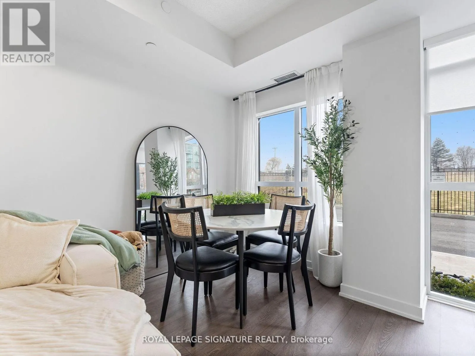 132 - 251 MANITOBA STREET S