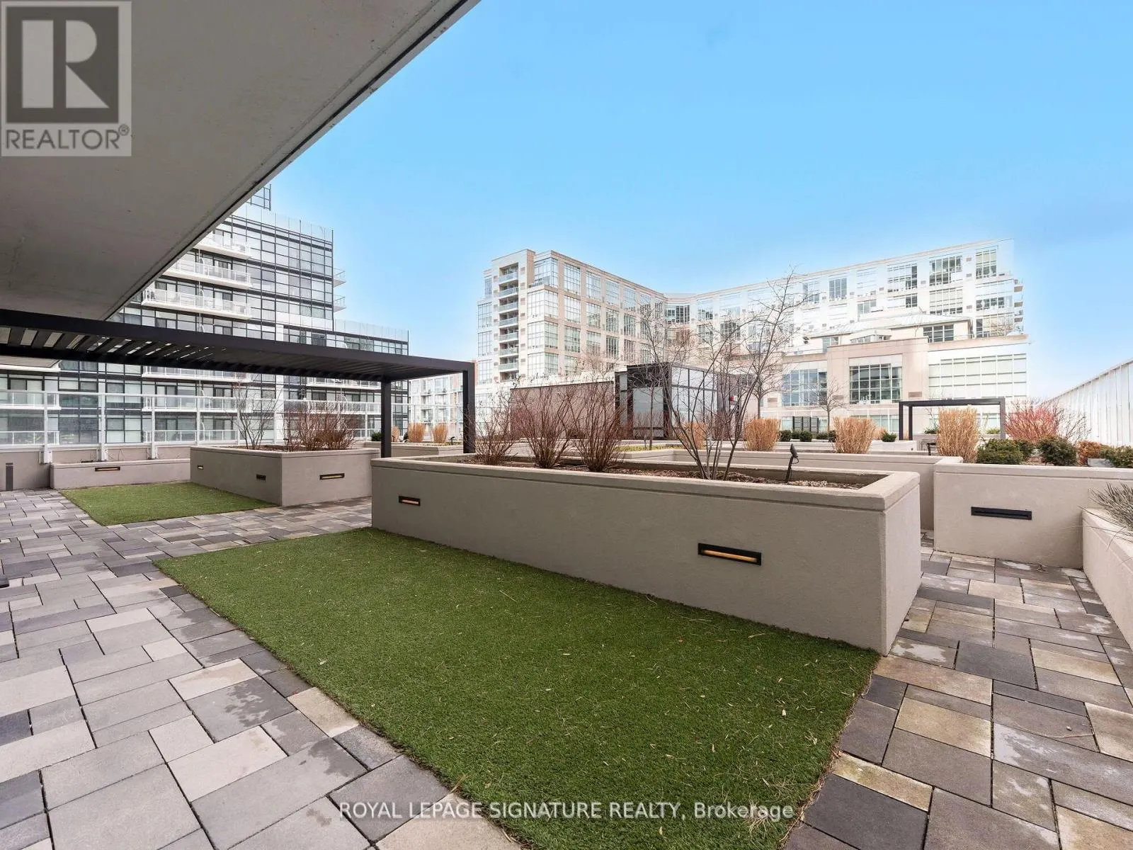 132 - 251 MANITOBA STREET S