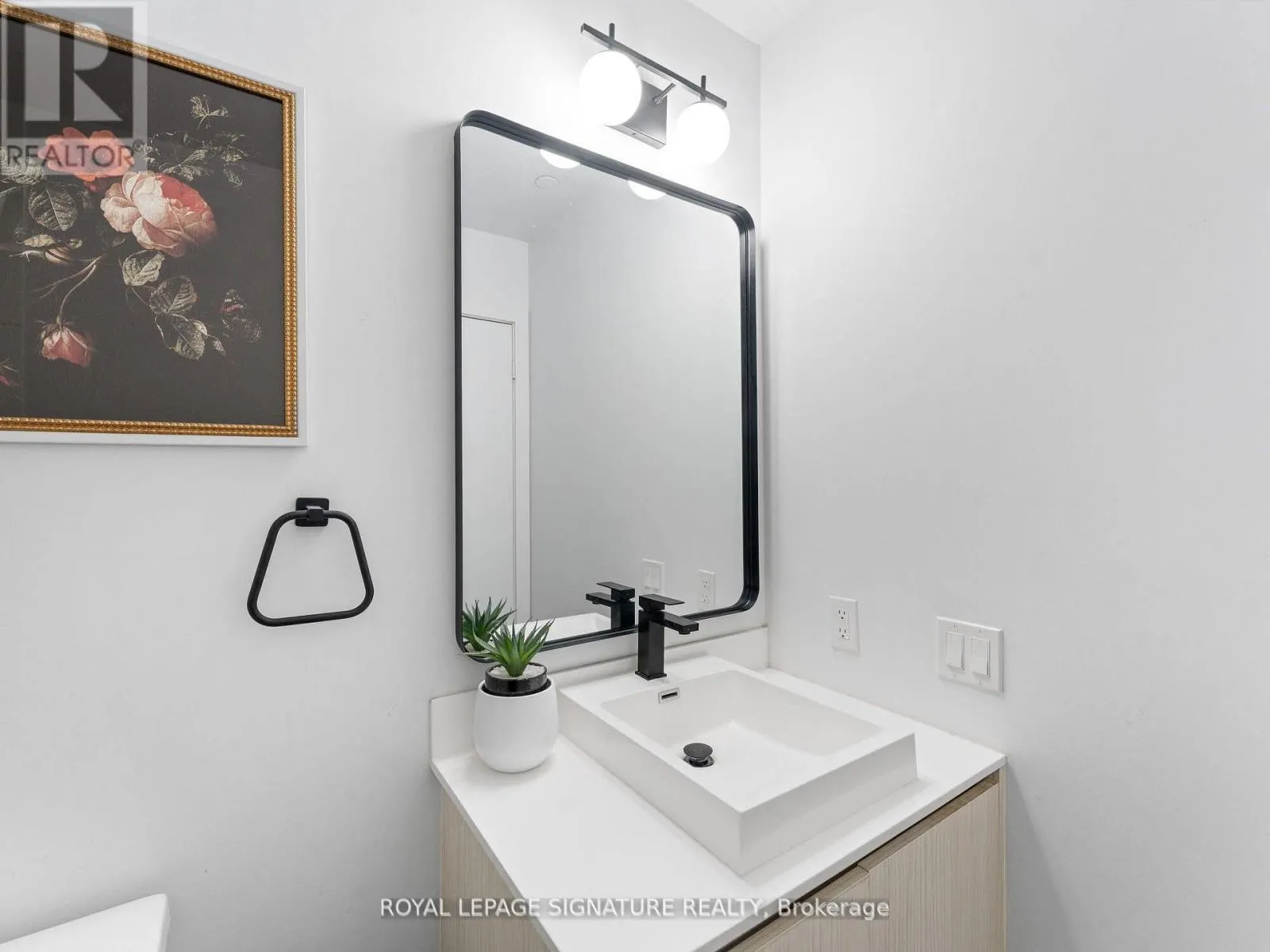 132 - 251 MANITOBA STREET S