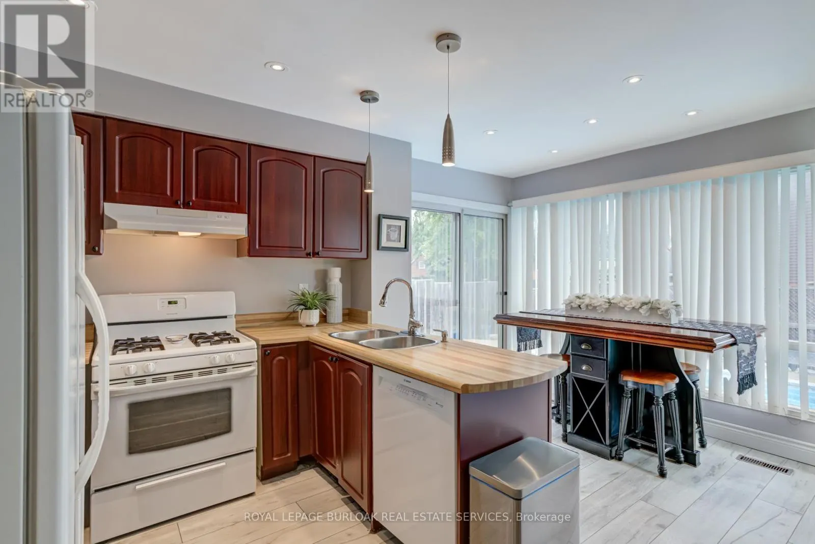 2055 HUNTERS WOOD DRIVE