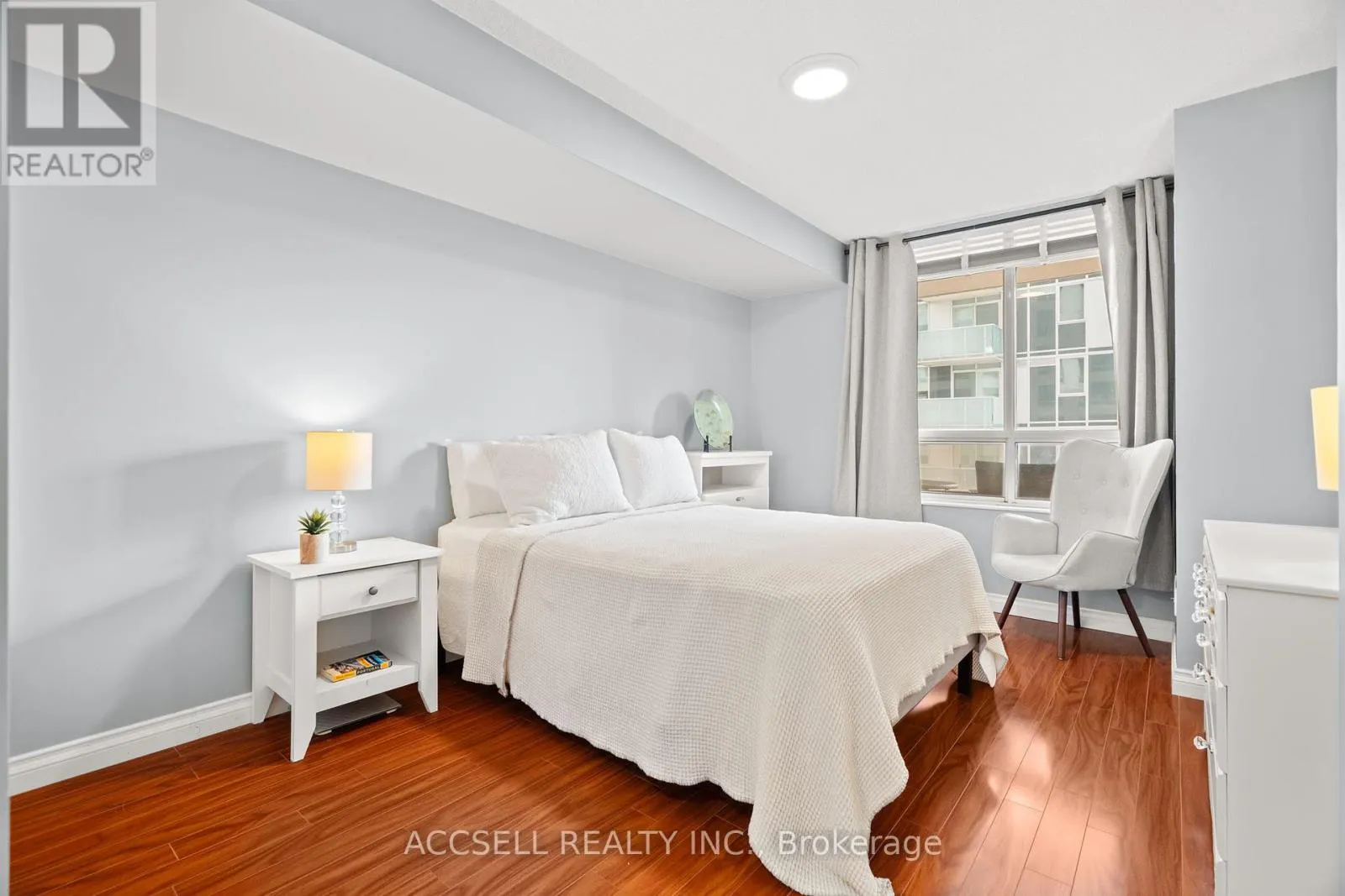 1816 - 5233 DUNDAS STREET W
