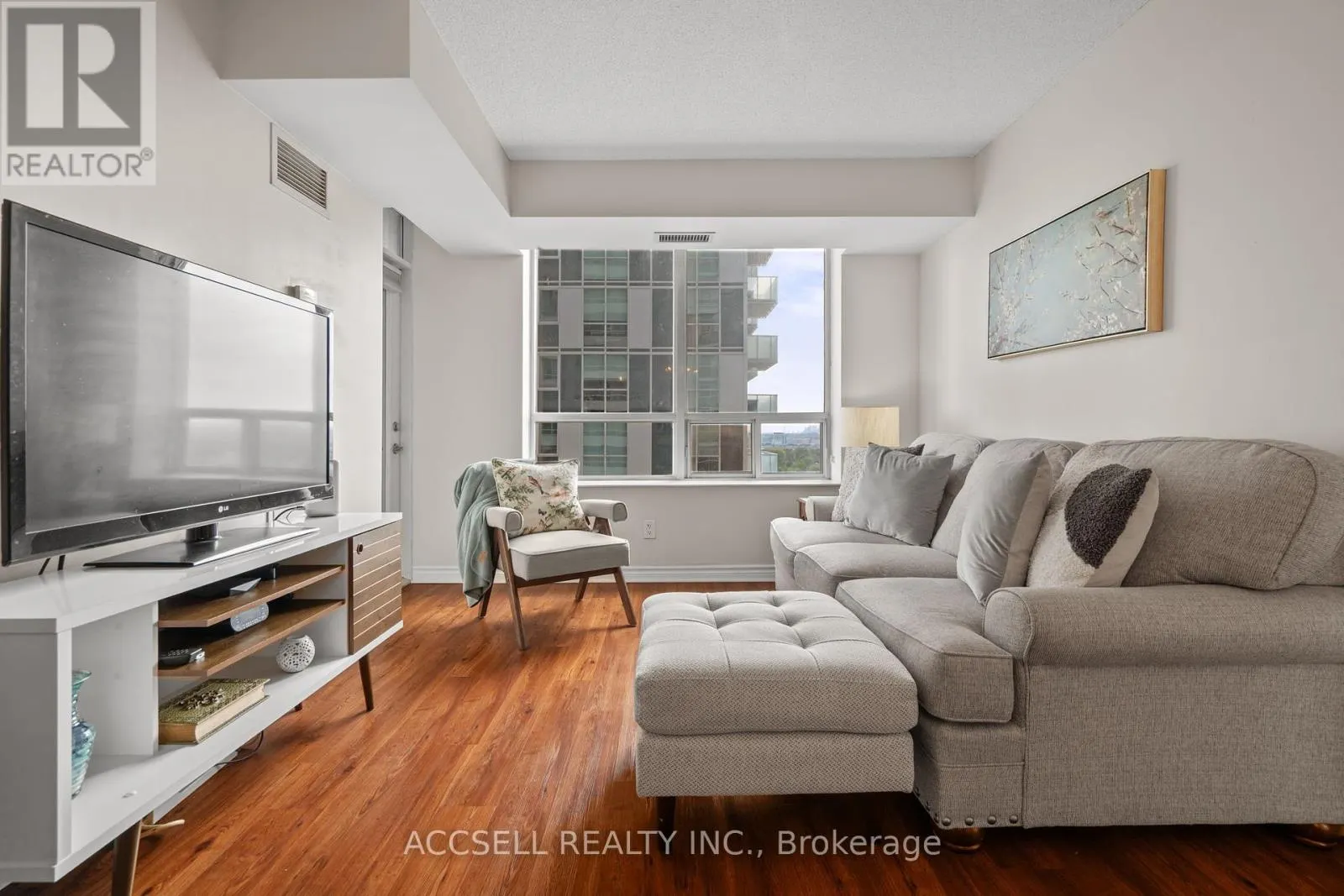 1816 - 5233 DUNDAS STREET W