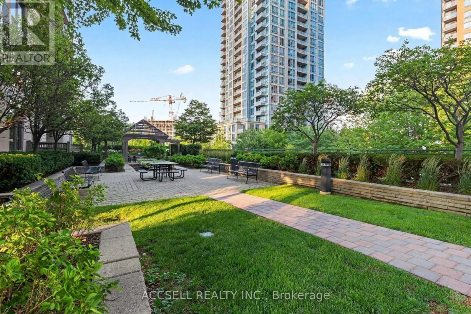 1816 - 5233 DUNDAS STREET W