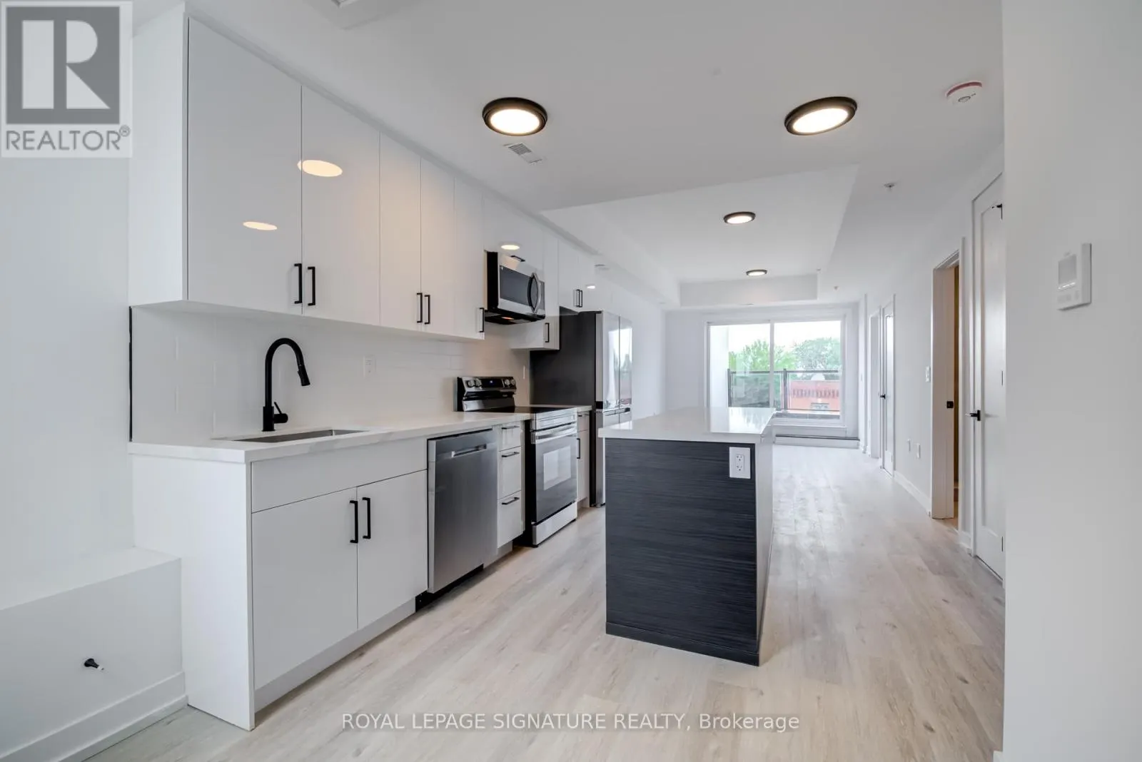 PH7 - 3039 DUNDAS STREET W