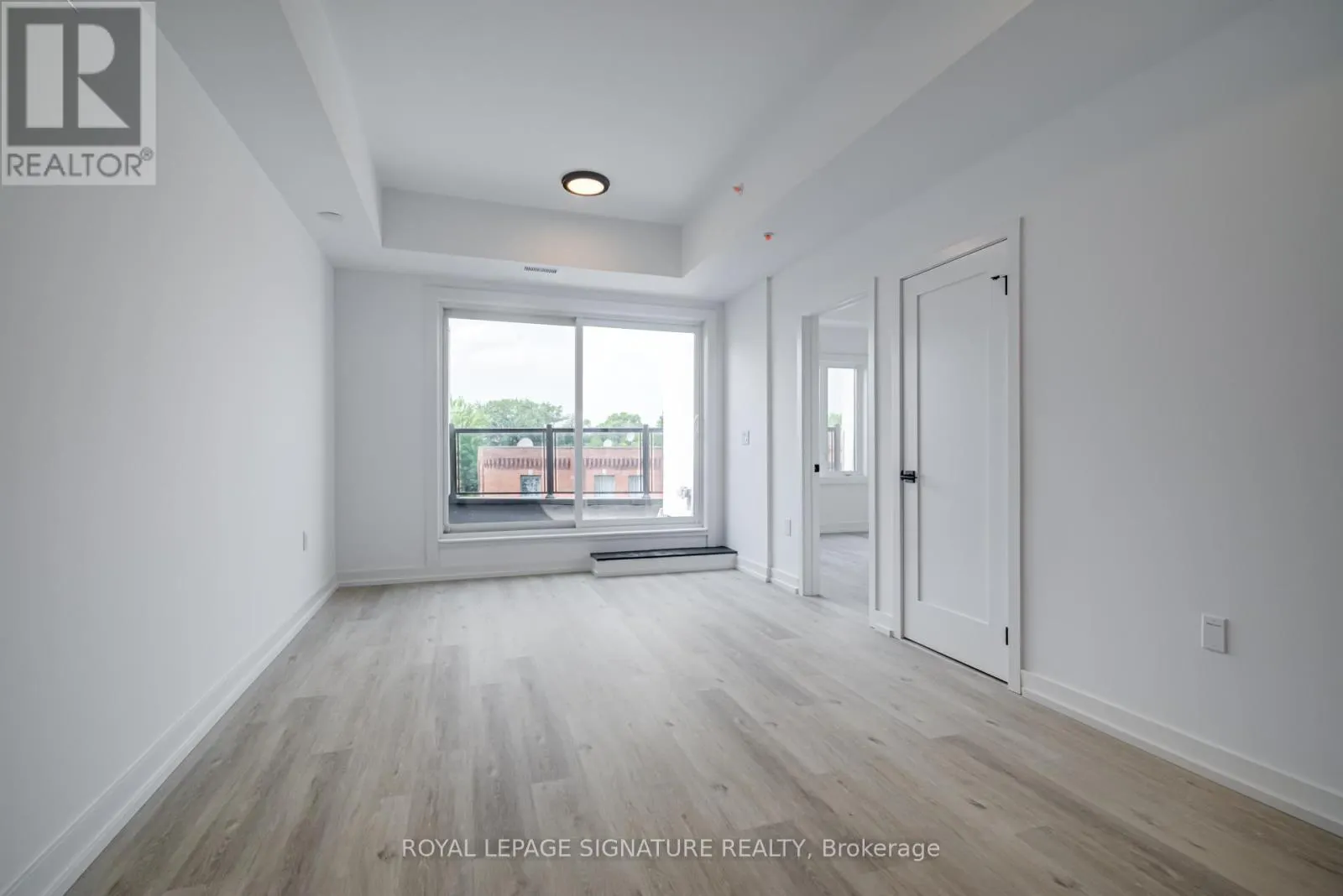 PH7 - 3039 DUNDAS STREET W
