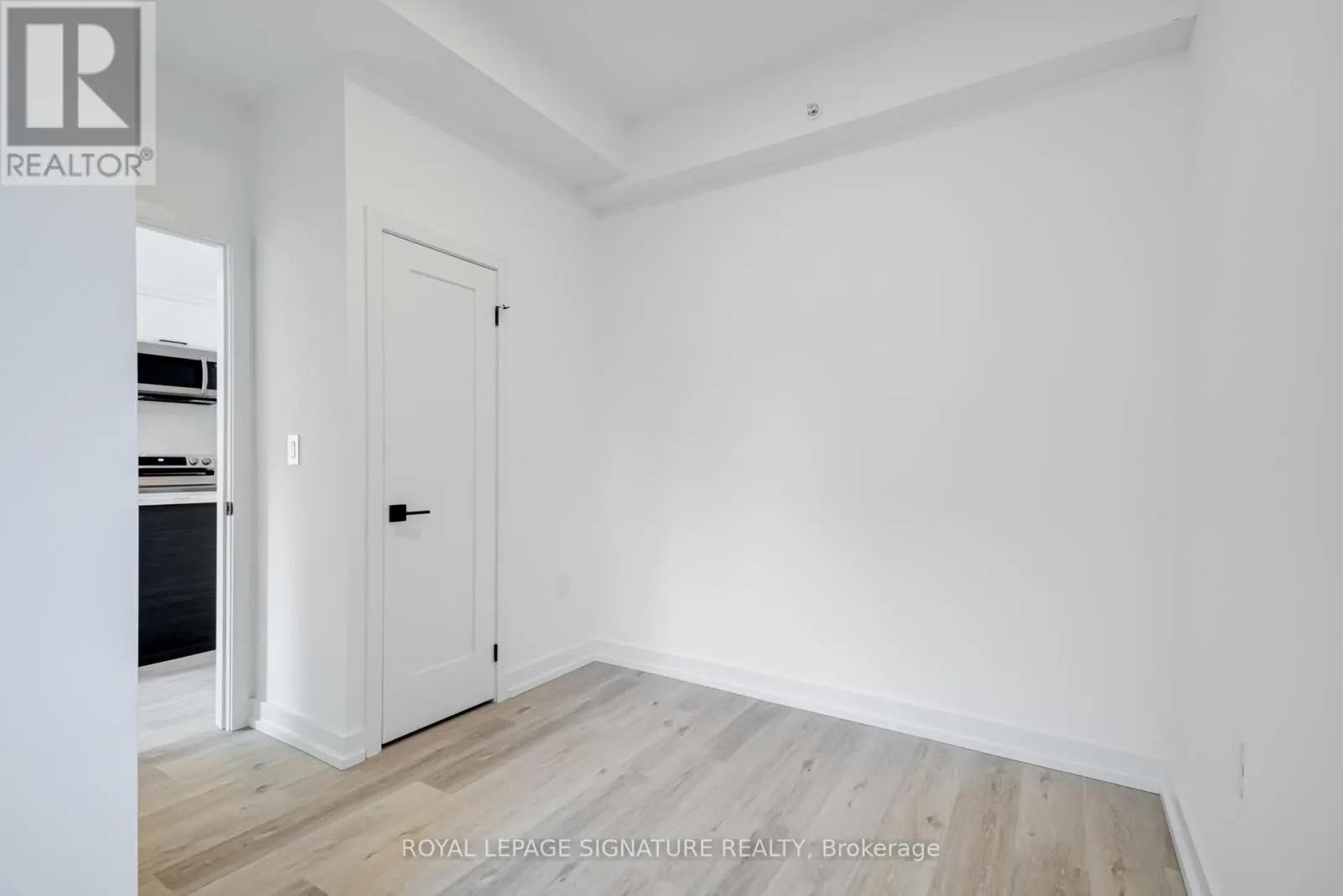 PH7 - 3039 DUNDAS STREET W