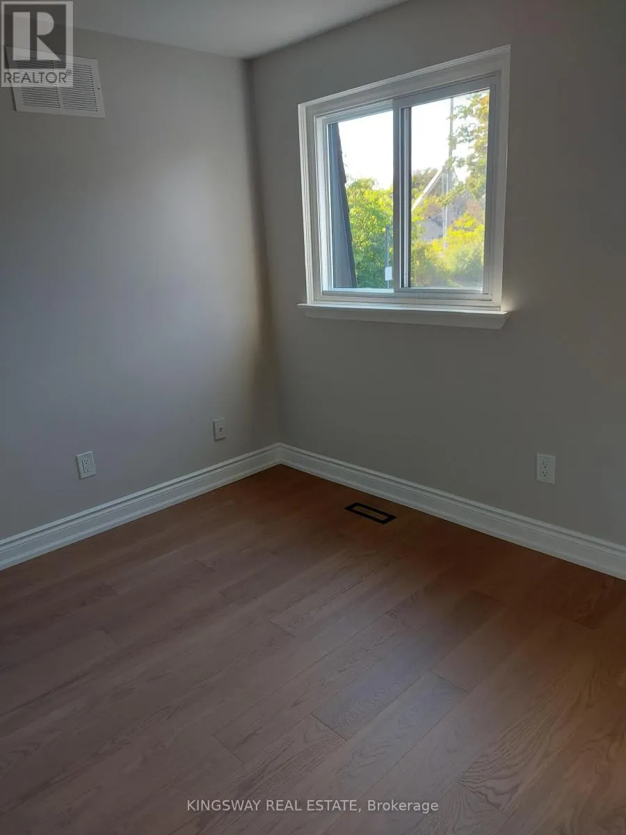 101 - 20 MINEOLA ROAD E
