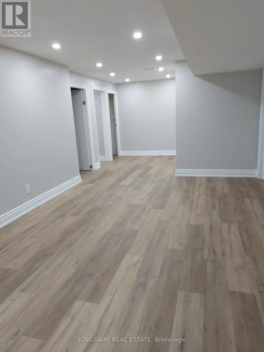 101 - 20 MINEOLA ROAD E