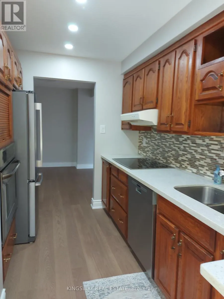 101 - 20 MINEOLA ROAD E