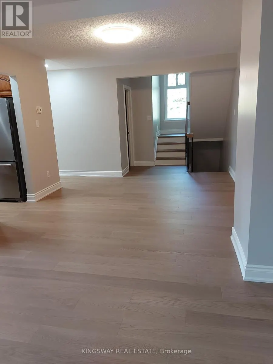 101 - 20 MINEOLA ROAD E