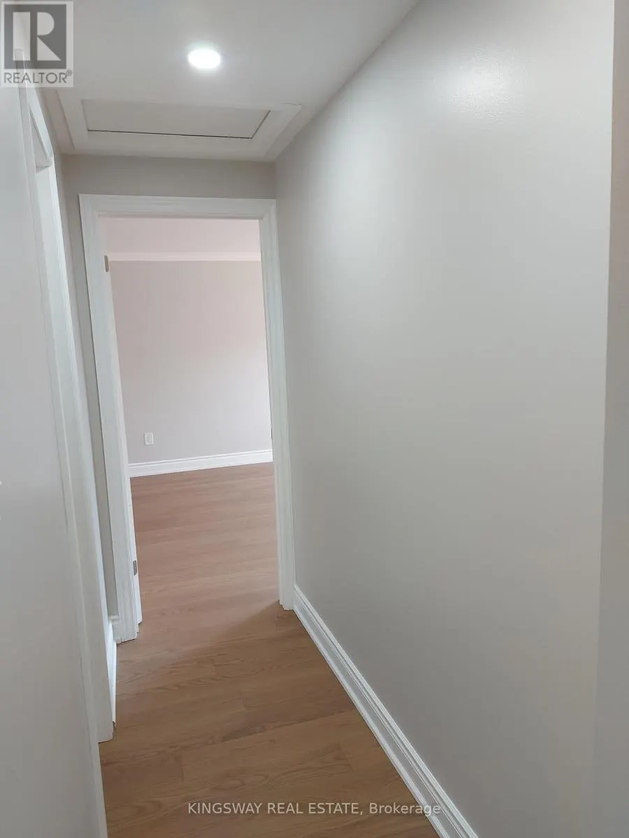 101 - 20 MINEOLA ROAD E