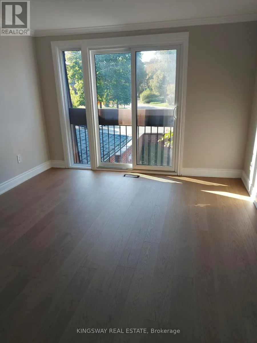 101 - 20 MINEOLA ROAD E