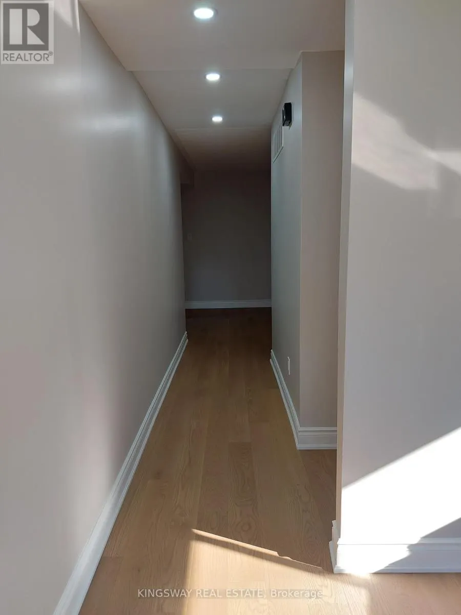 101 - 20 MINEOLA ROAD E