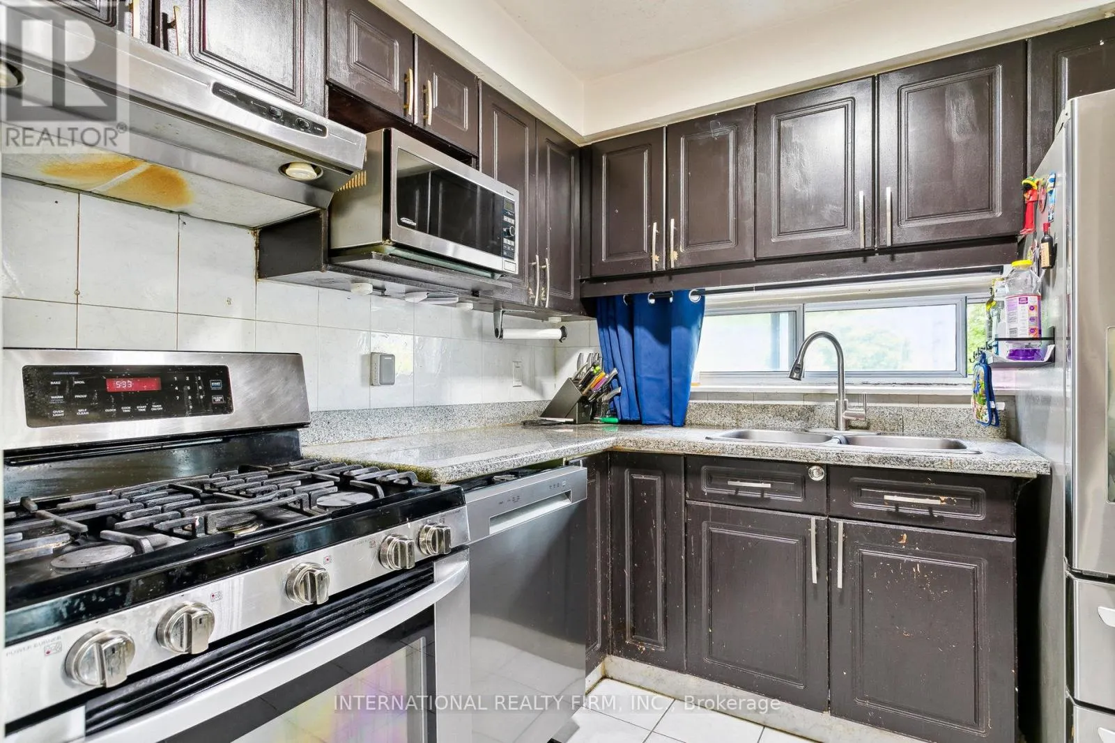106 - 250 JOHN GARLAND BOULEVARD