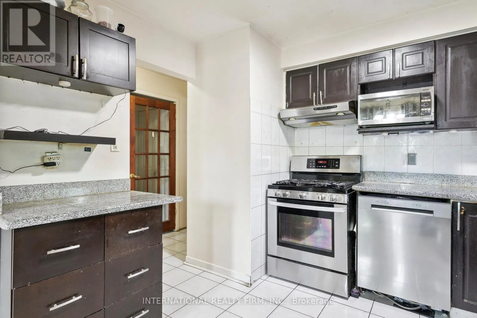 106 - 250 JOHN GARLAND BOULEVARD
