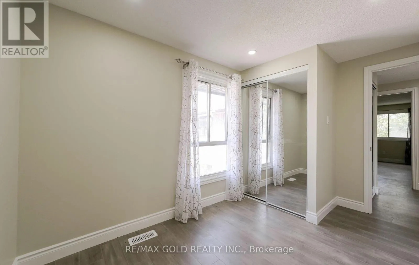 11 HURONIA COURT