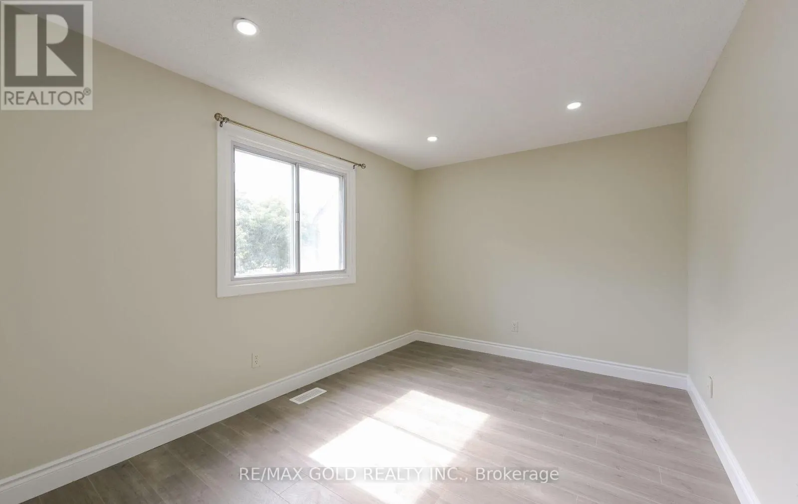 11 HURONIA COURT