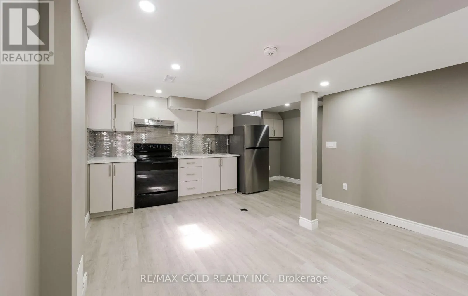 11 HURONIA COURT