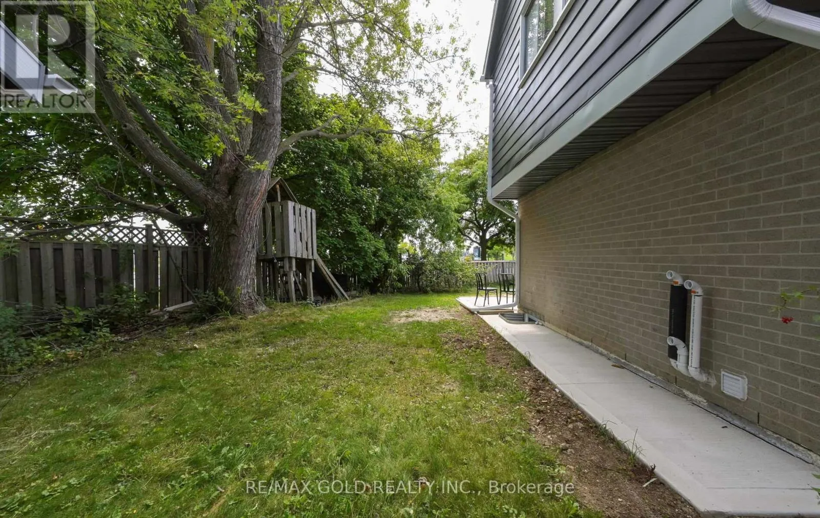 11 HURONIA COURT