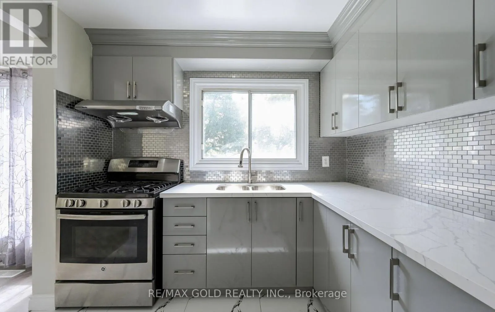11 HURONIA COURT