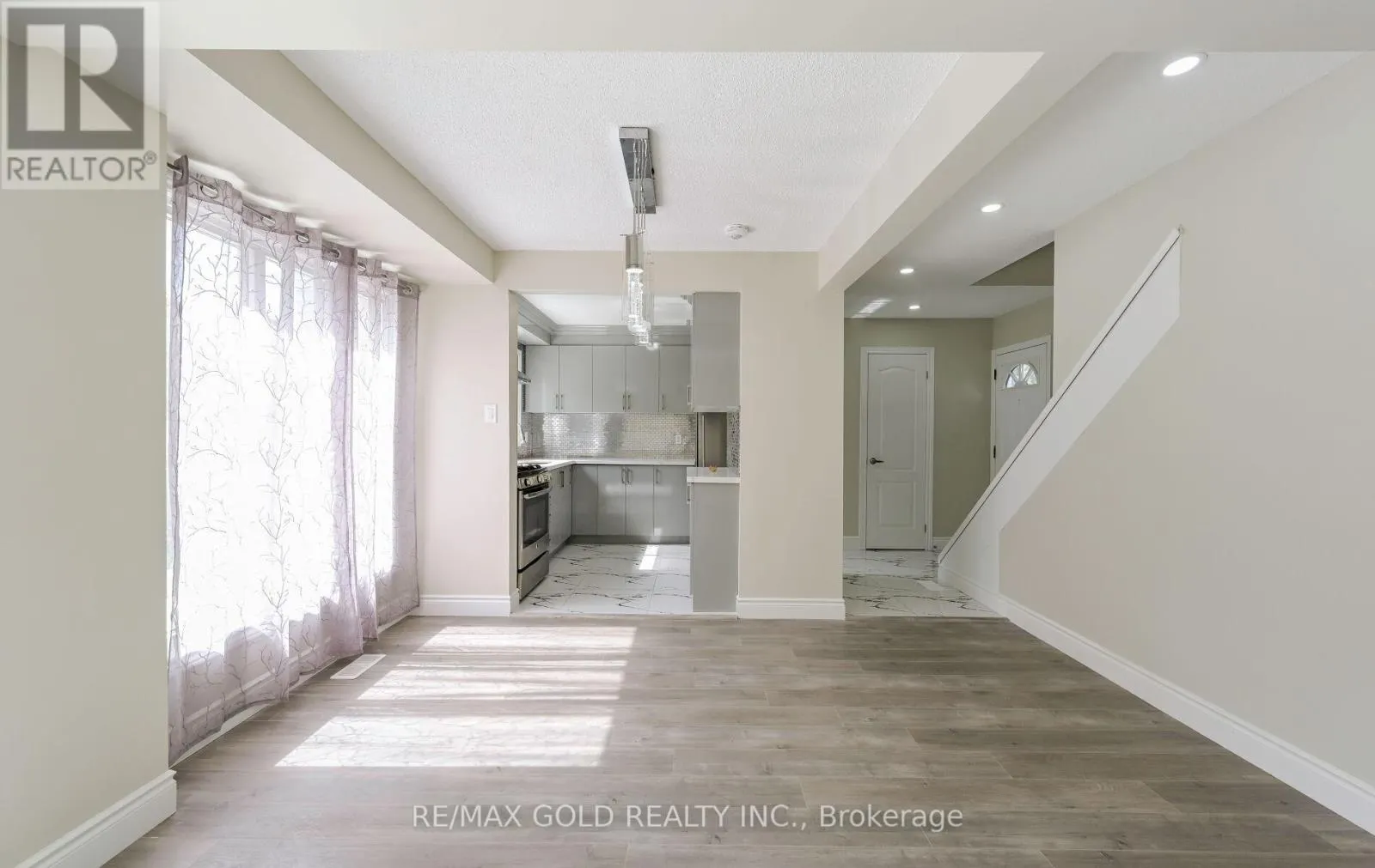 11 HURONIA COURT