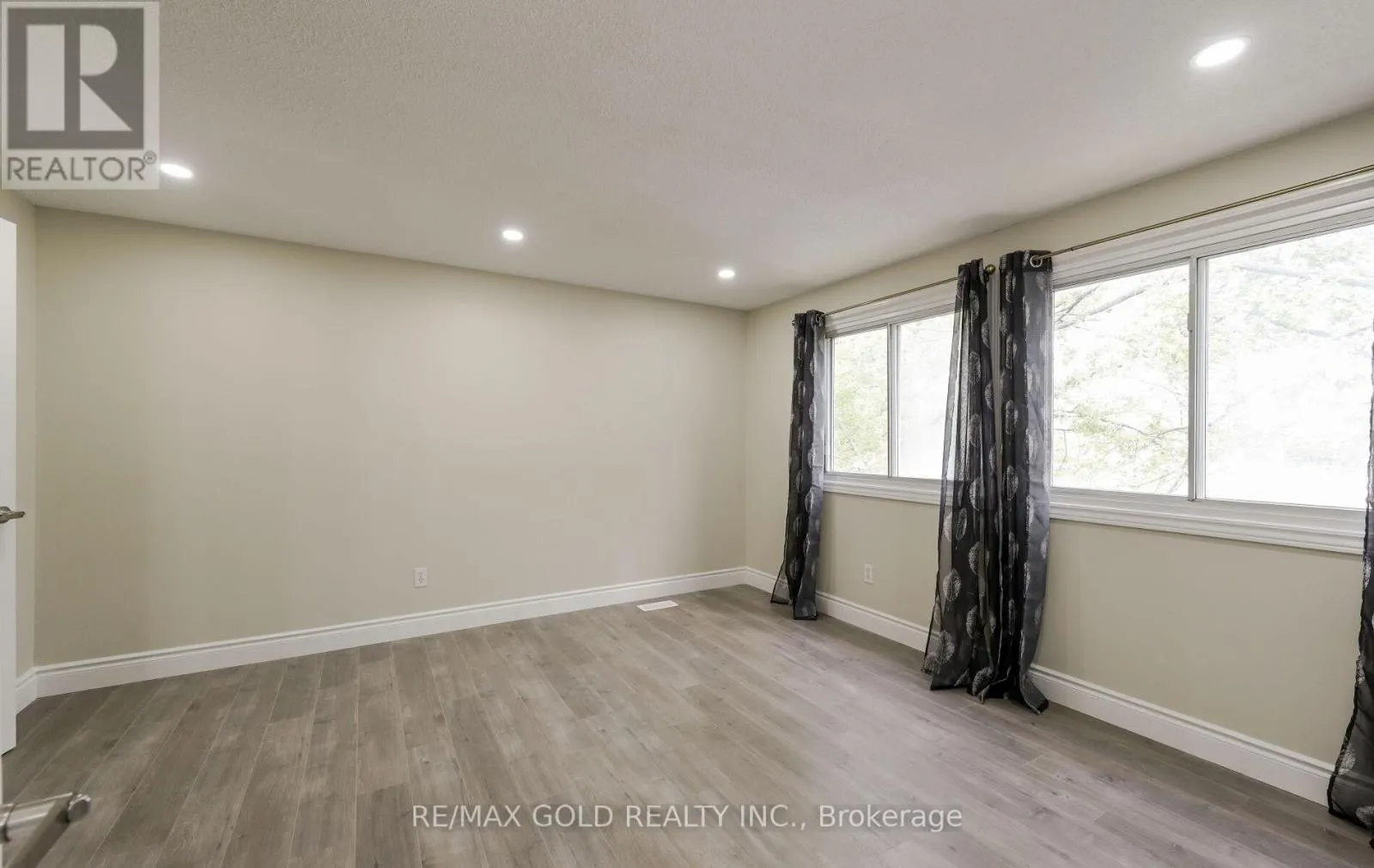 11 HURONIA COURT