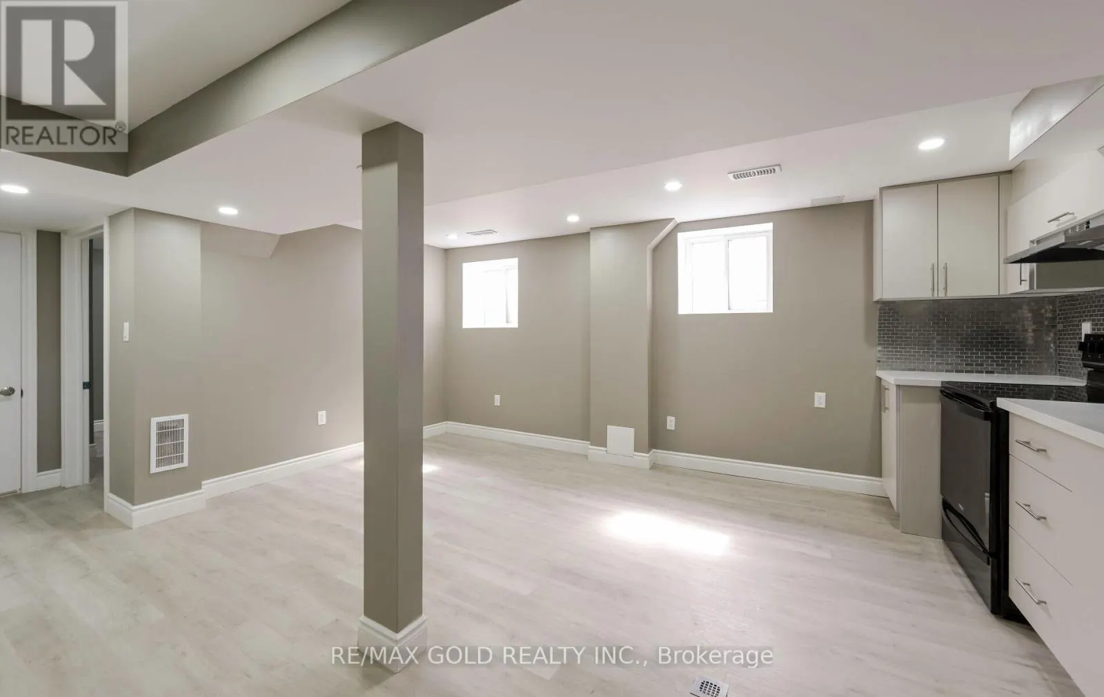 11 HURONIA COURT