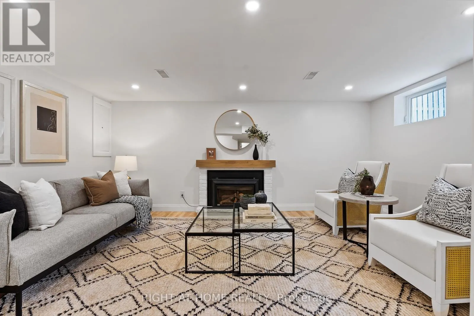 250 LINWOOD CRESCENT