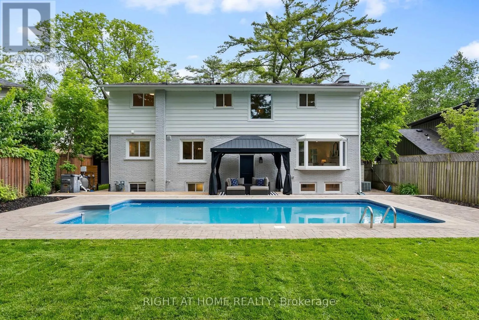 250 LINWOOD CRESCENT