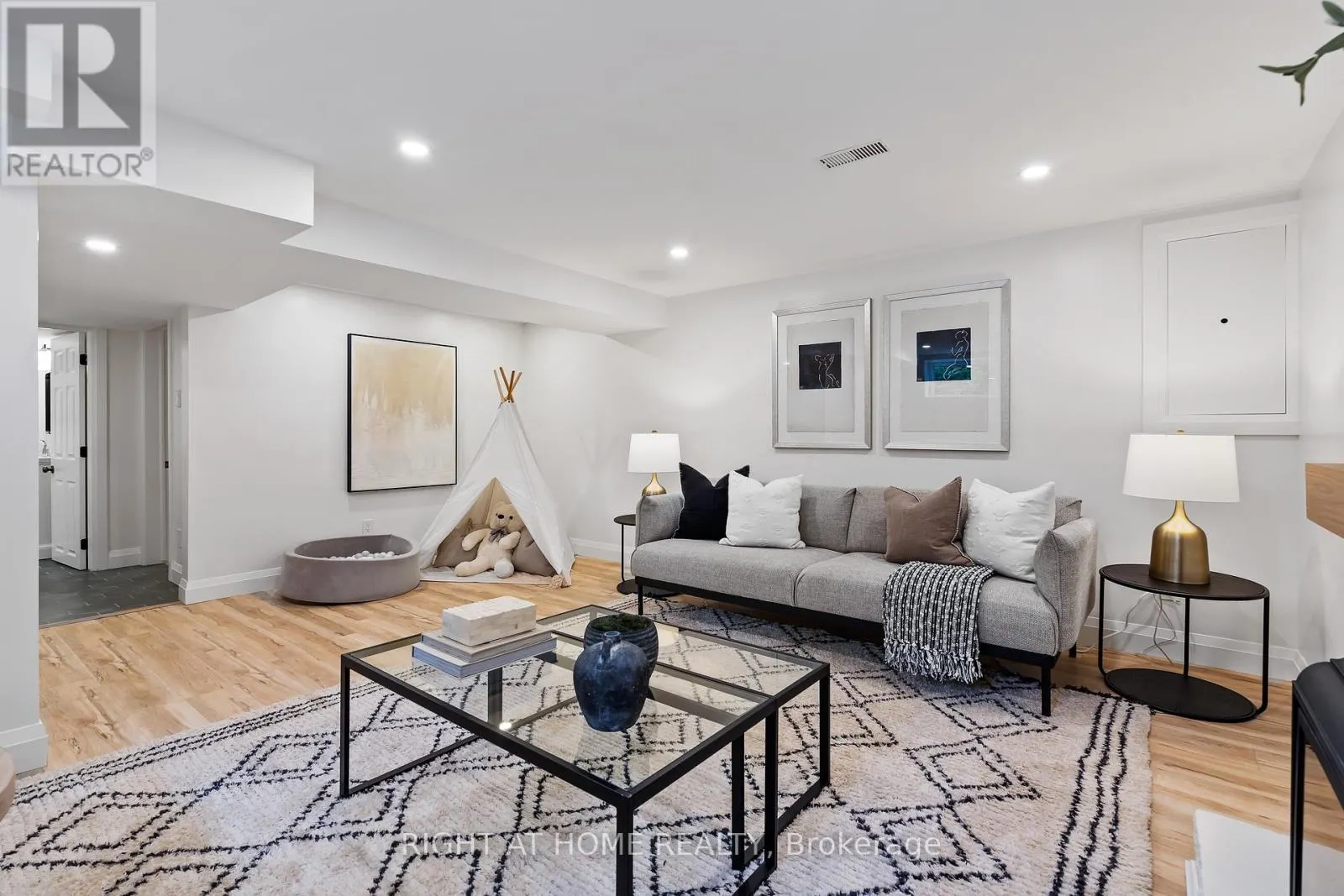 250 LINWOOD CRESCENT