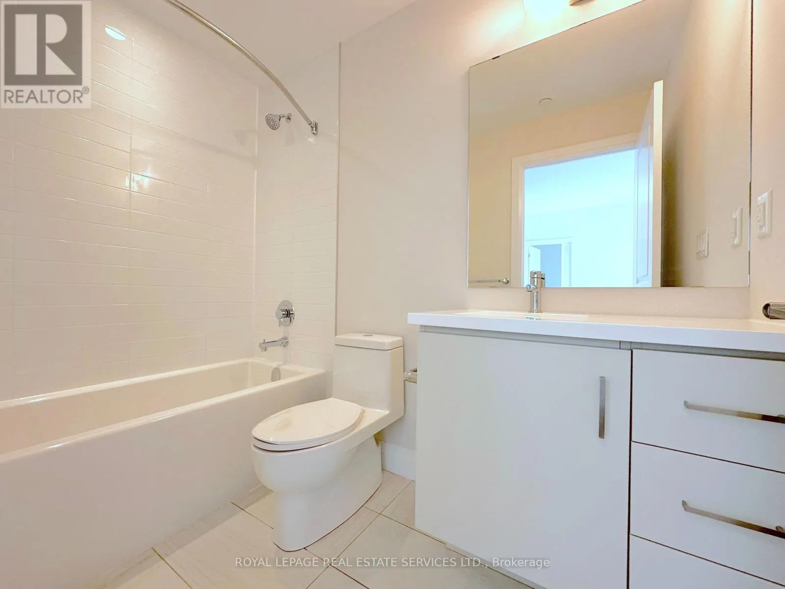 408 - 2333 TAUNTON ROAD