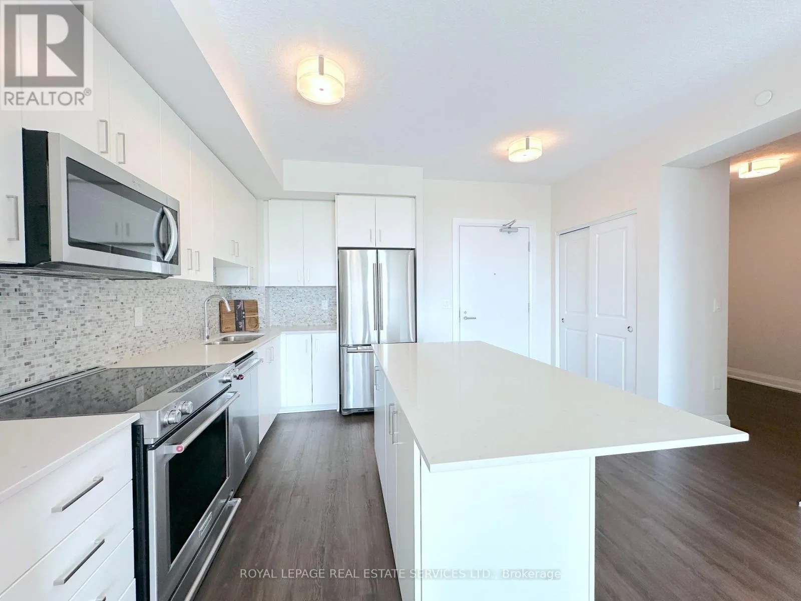 408 - 2333 TAUNTON ROAD