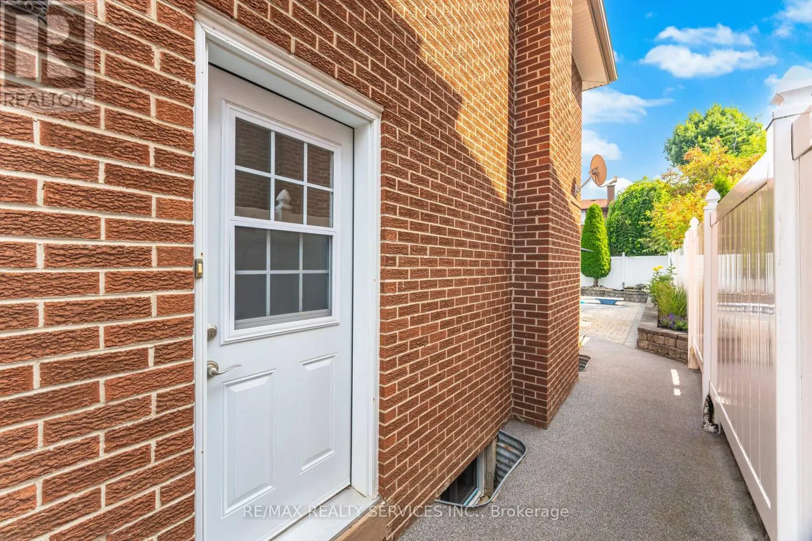 54 MAIDSTONE CRESCENT