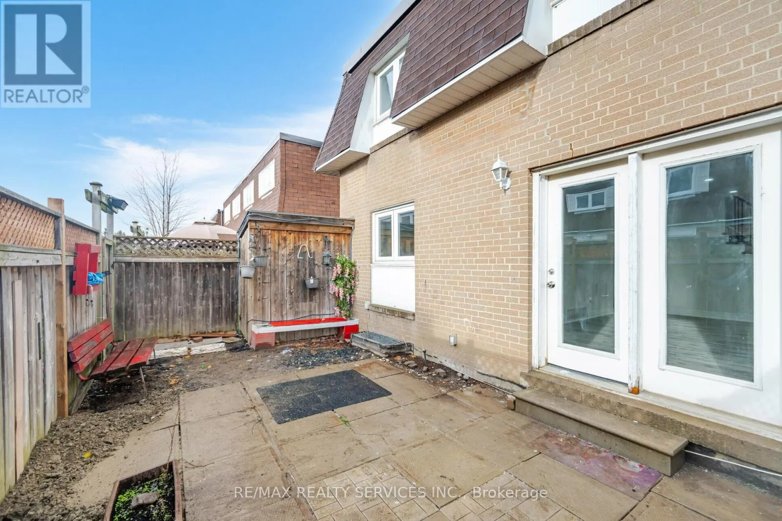 41 TOWN HOUSE CRESCENT