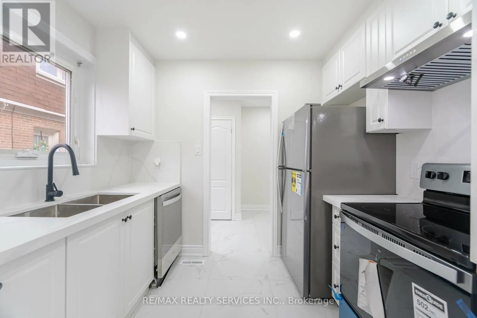 41 TOWN HOUSE CRESCENT