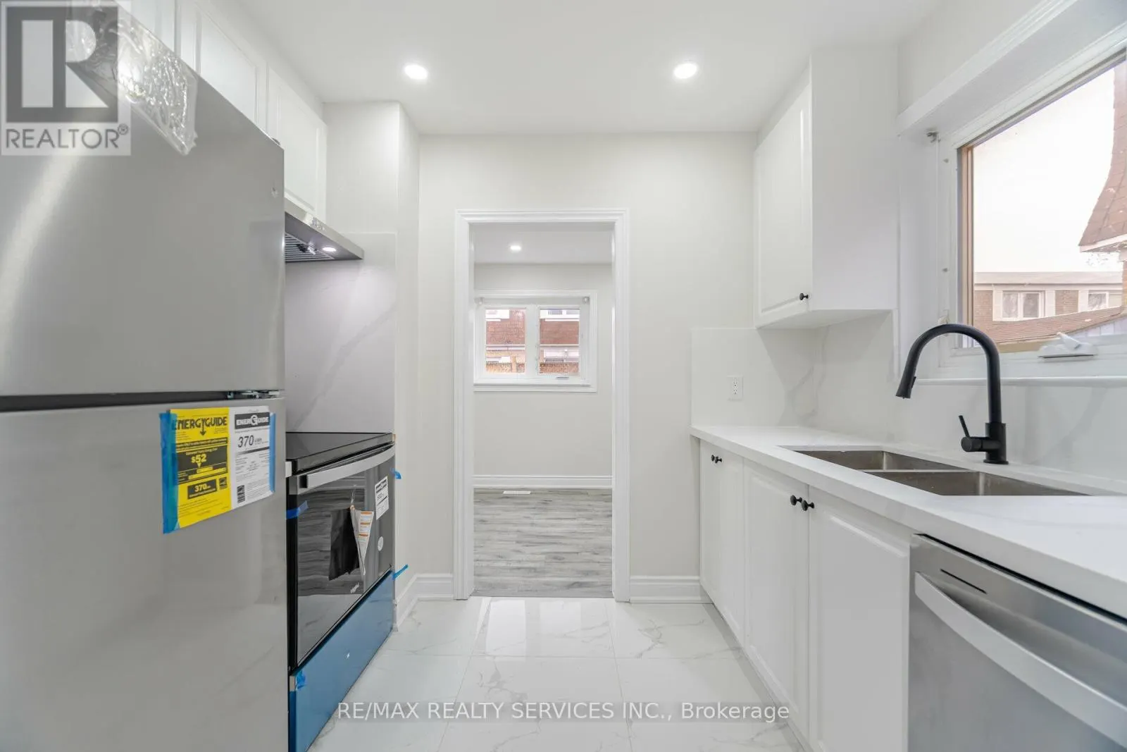 41 TOWN HOUSE CRESCENT