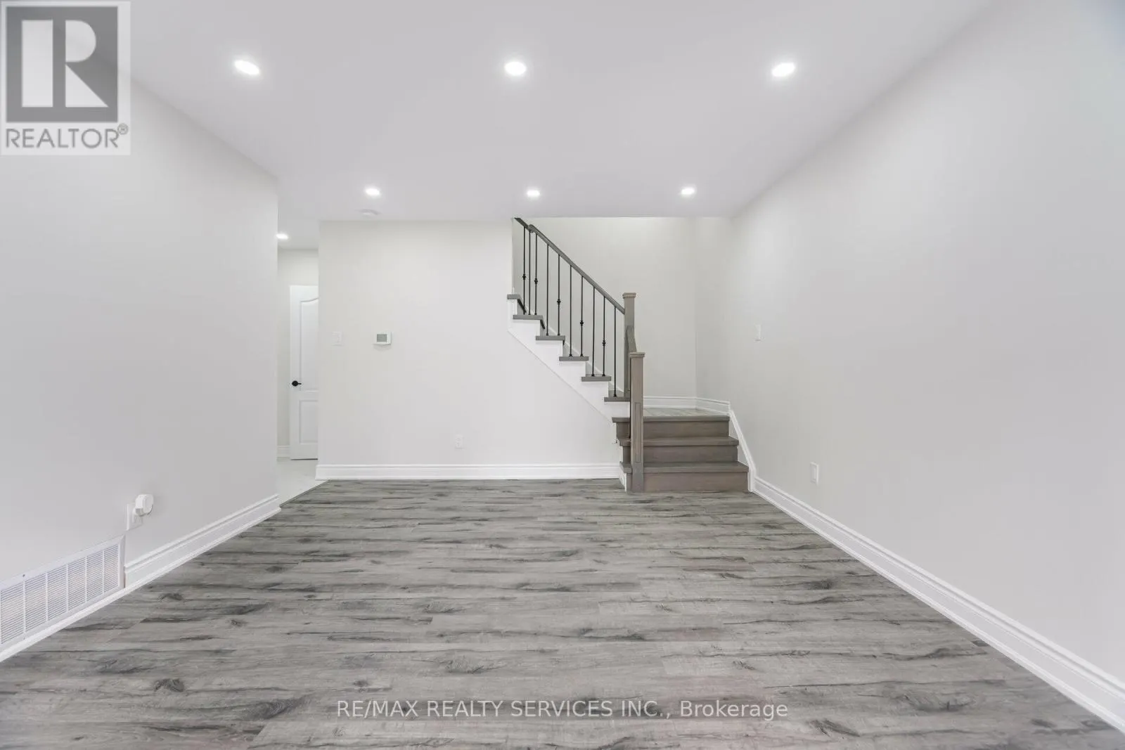 41 TOWN HOUSE CRESCENT