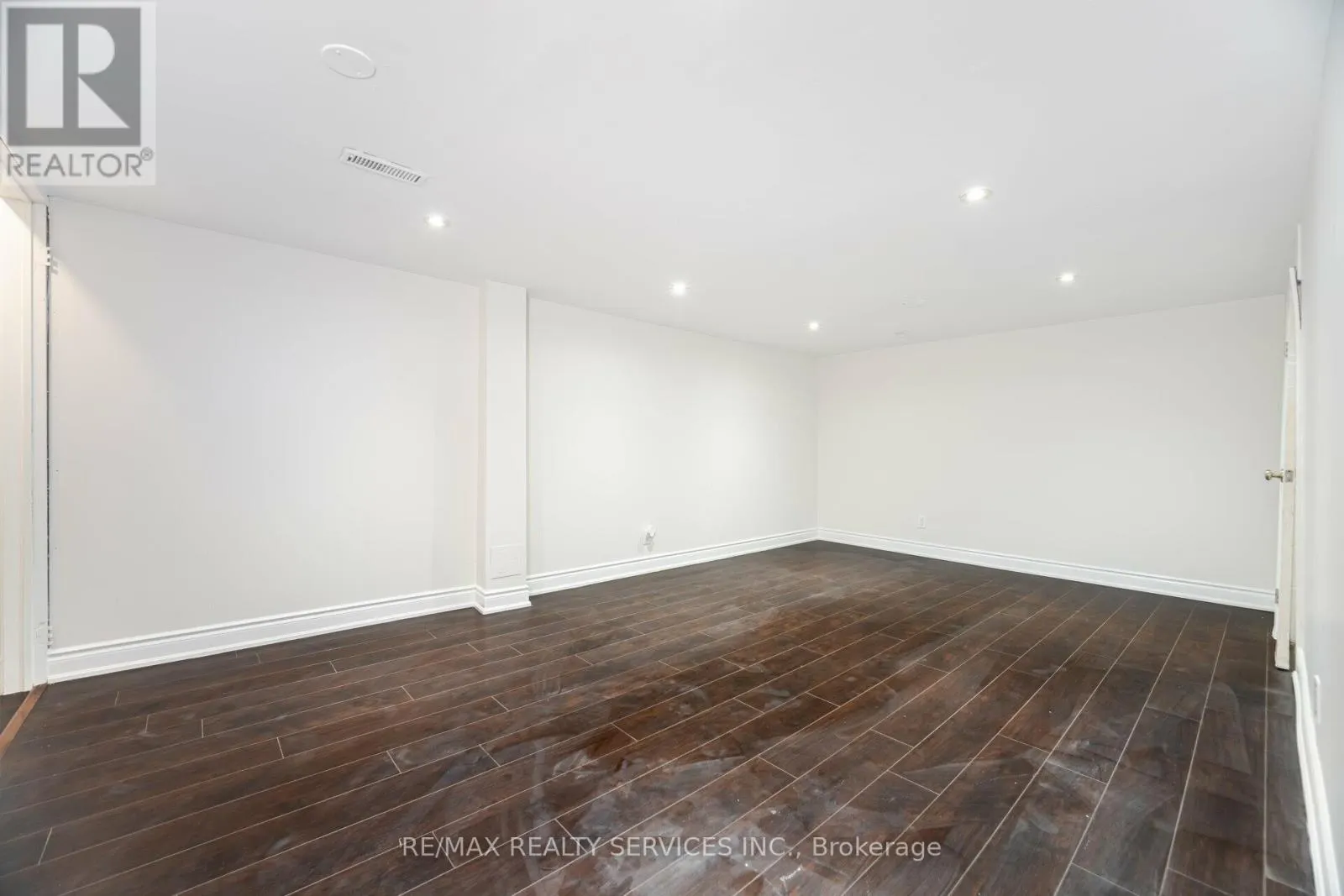 41 TOWN HOUSE CRESCENT