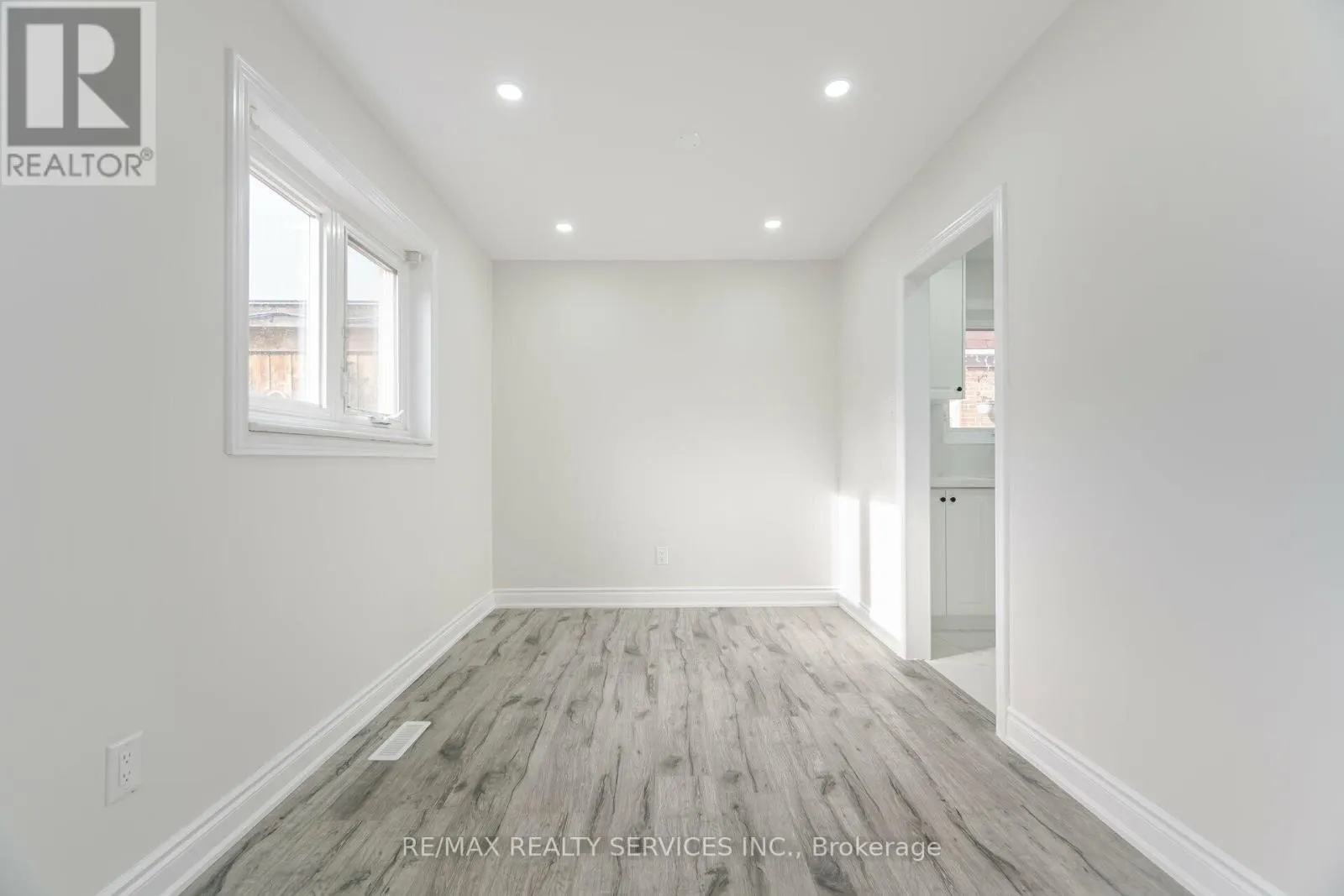 41 TOWN HOUSE CRESCENT