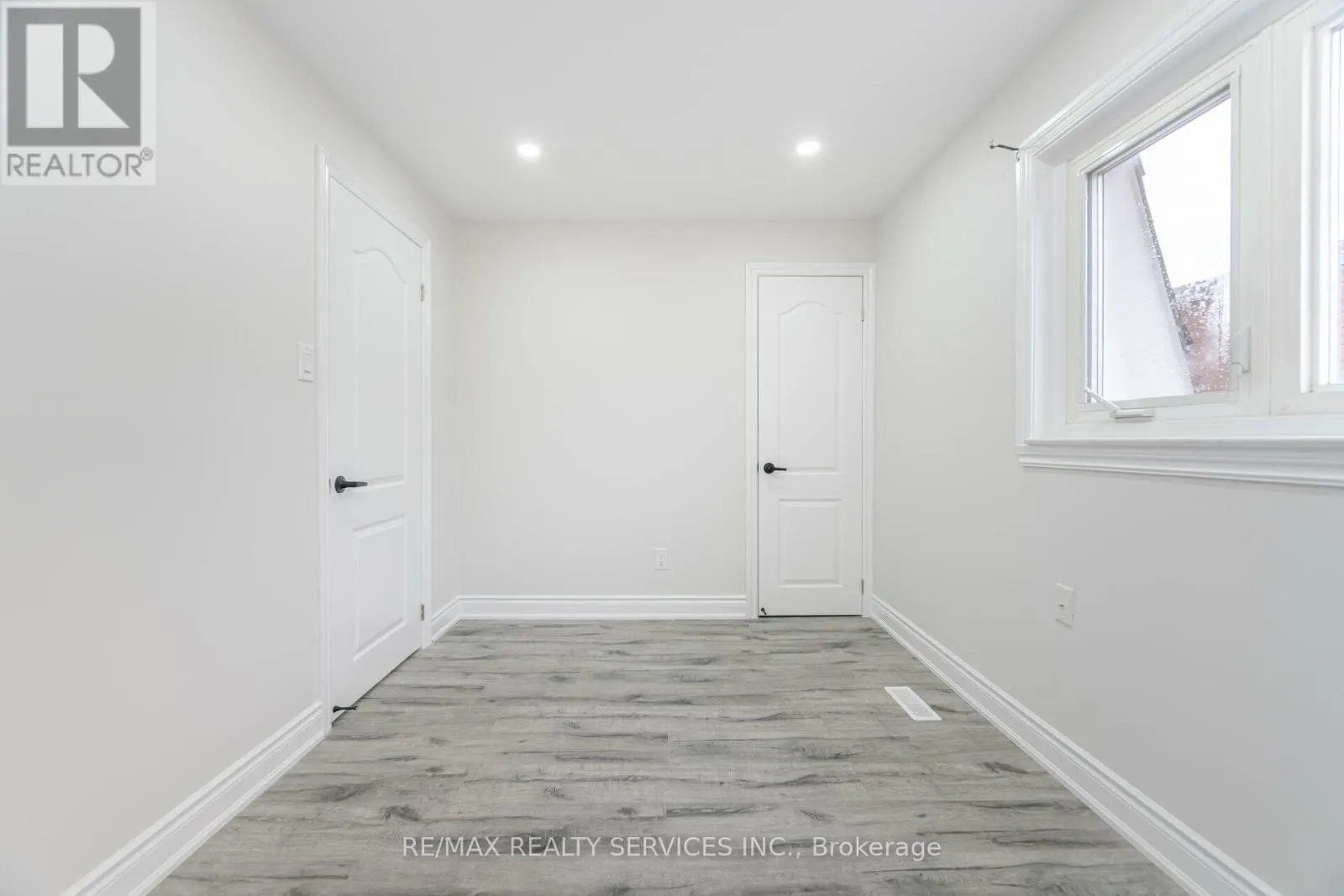 41 TOWN HOUSE CRESCENT