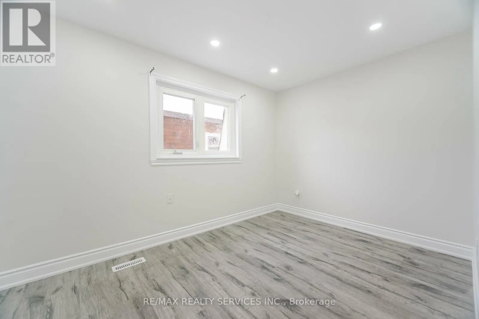 41 TOWN HOUSE CRESCENT