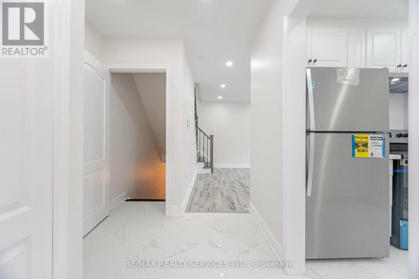 41 TOWN HOUSE CRESCENT