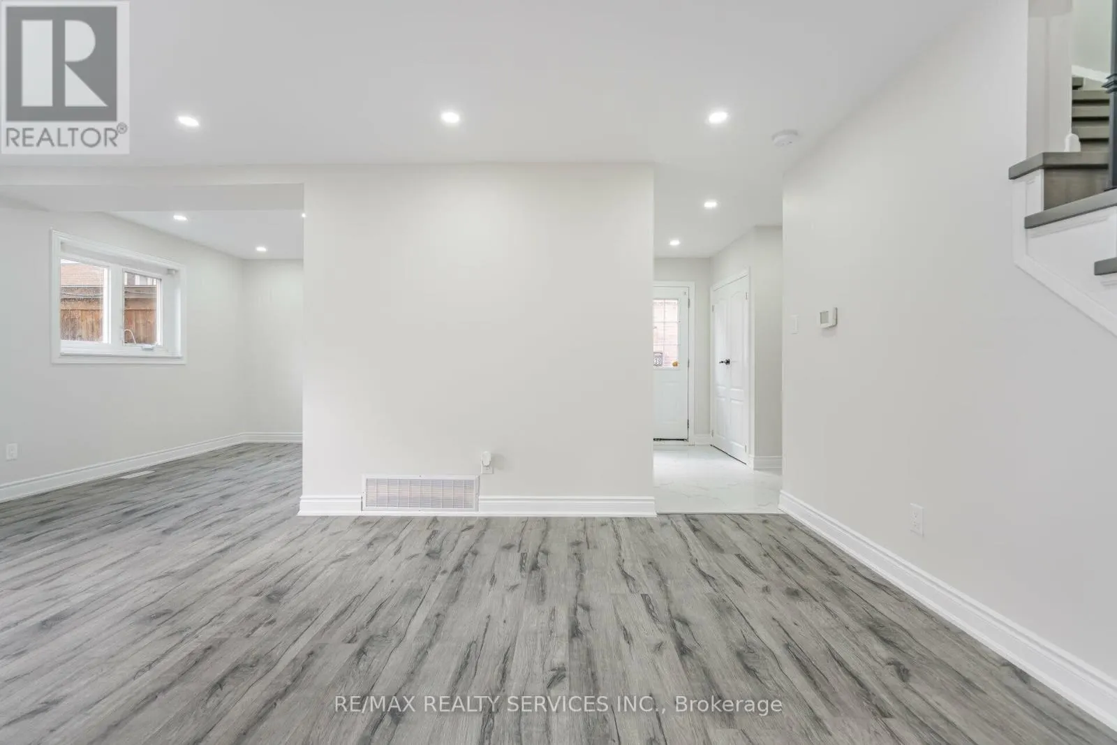 41 TOWN HOUSE CRESCENT