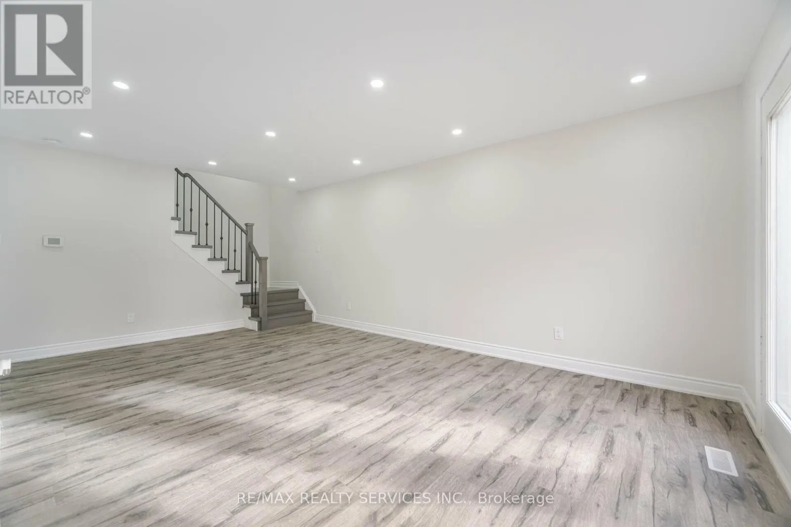 41 TOWN HOUSE CRESCENT