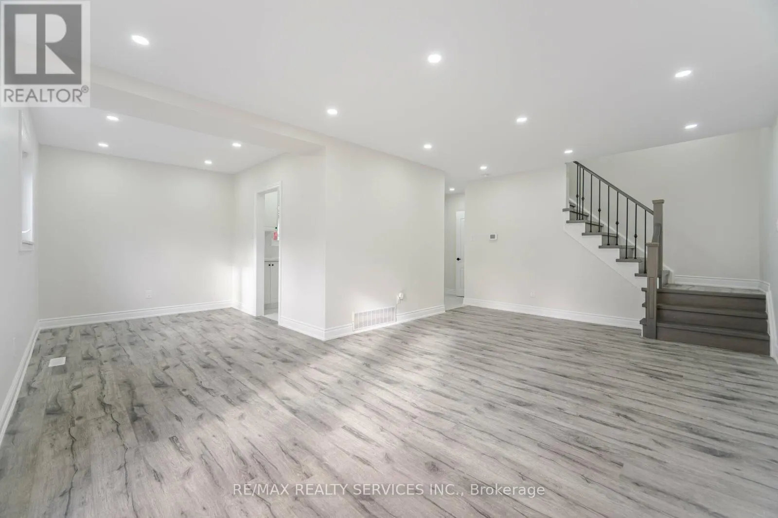 41 TOWN HOUSE CRESCENT
