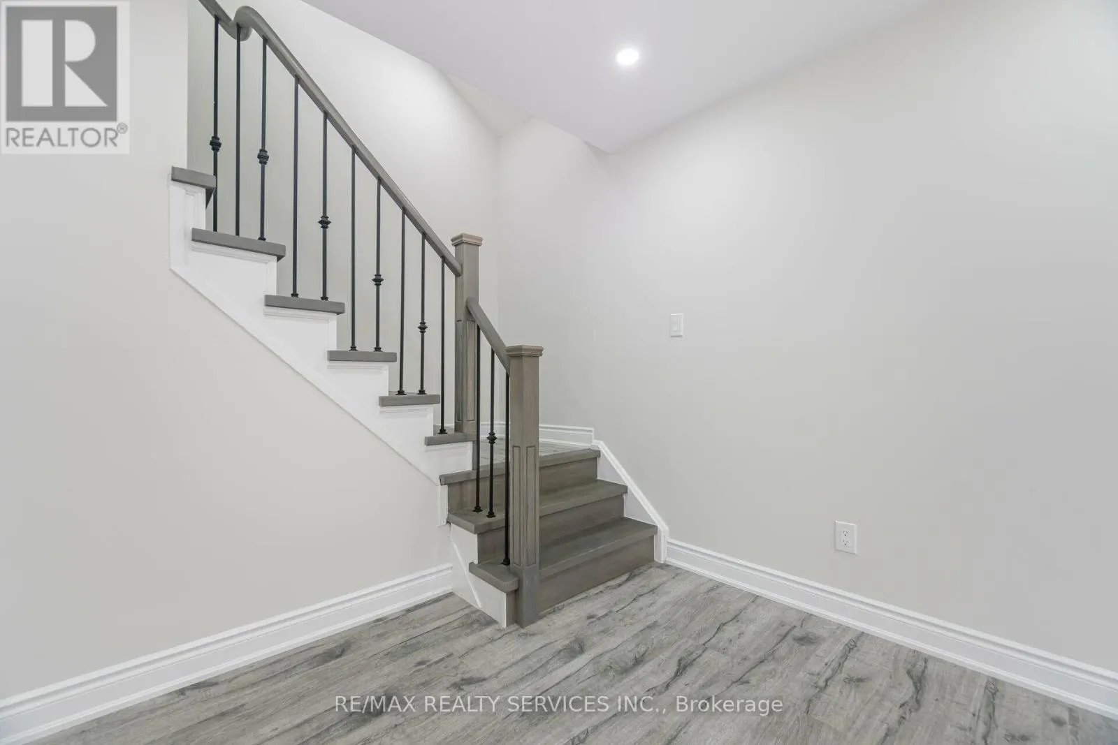 41 TOWN HOUSE CRESCENT