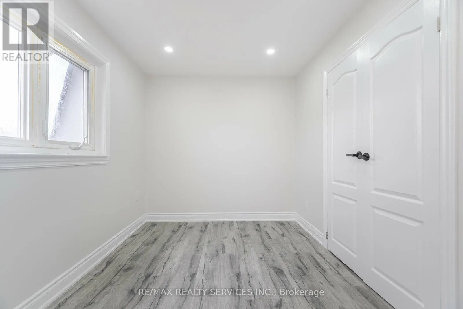 41 TOWN HOUSE CRESCENT