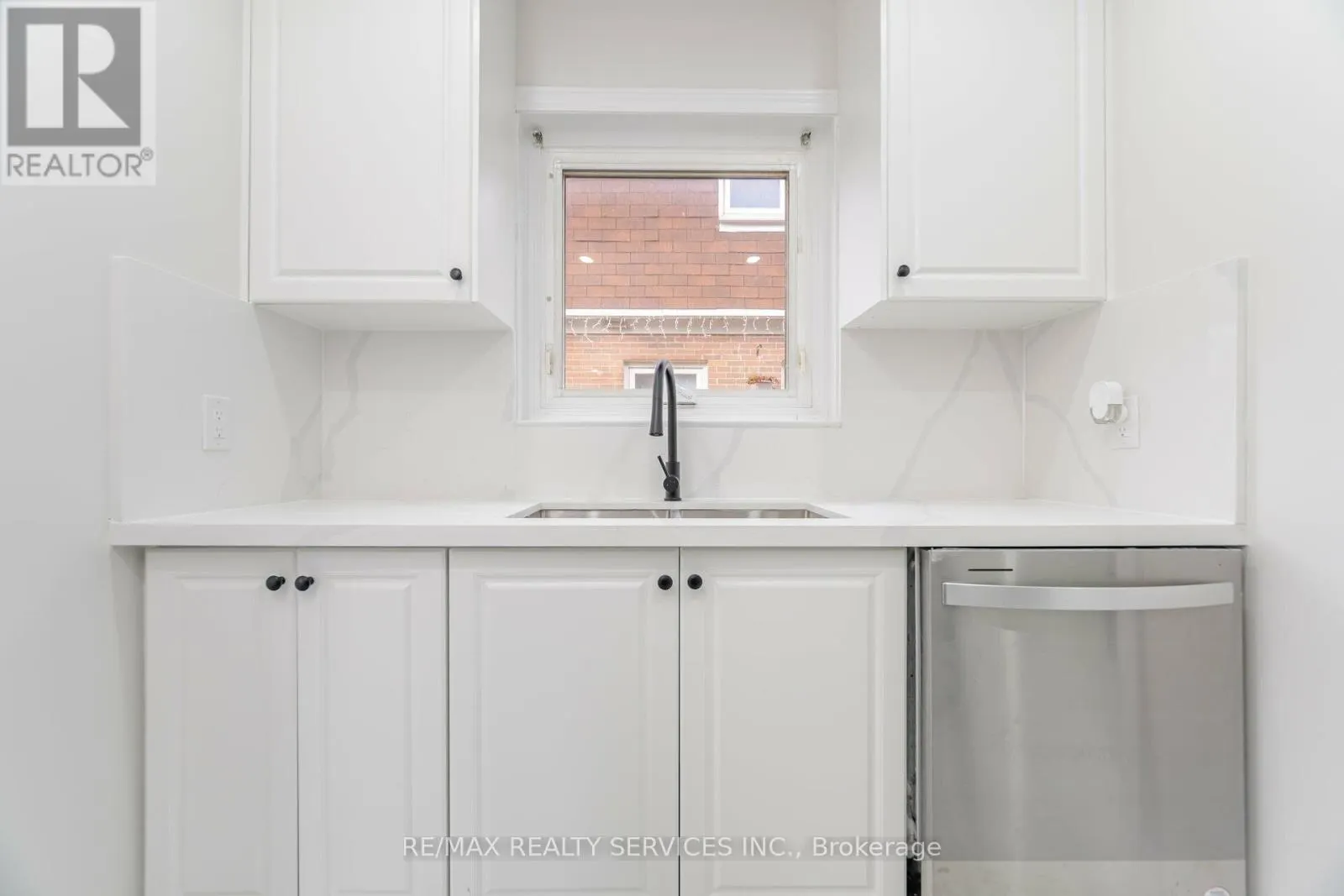 41 TOWN HOUSE CRESCENT