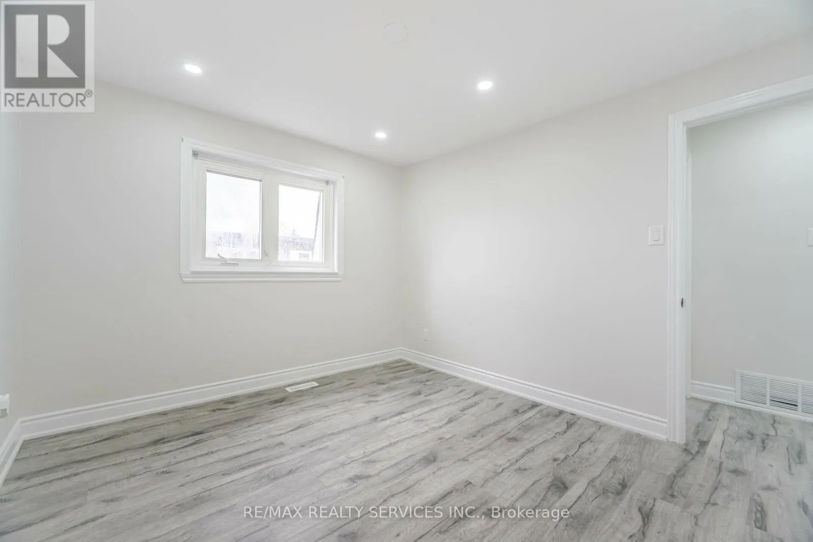 41 TOWN HOUSE CRESCENT