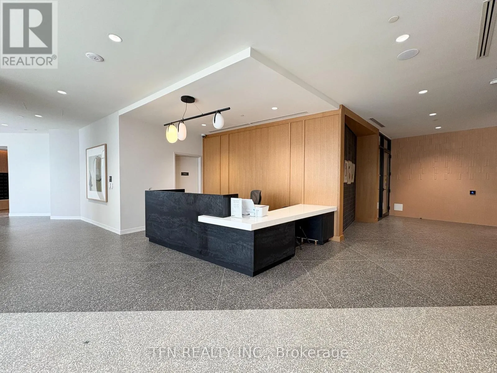 1703 - 2495 EGLINTON AVENUE W